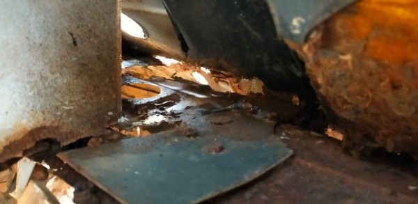 Capture 75.JPG (61.18 Kio) Vu 3928 fois même derrière le tableau de bord, c'est la misère.<br />Je pense qu'il faut enlever ces 2 tôles, et remplacer avec du neuf soudé. plus jamais 2 tôles l'une contre l'autre