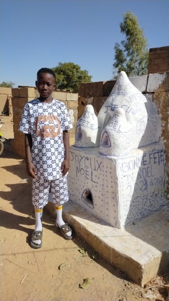 Au Burkina, les enfants construisent des crèches pour Noël.