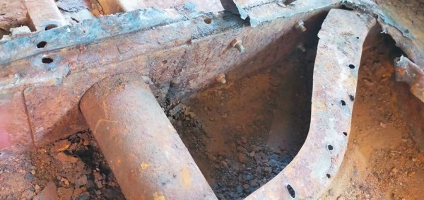 Capture 87.JPG (123.67 Kio) Vu 3914 fois sur l'avant, des tôles de renfort ont été ajouté et vissée entre intérieur et extérieur