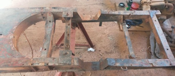 Capture 102.JPG (101.15 Kio) Vu 3858 fois L'arrière est plutôt bien à part la traverse sous l'essieu qui est bien cabossée. je pense que je vais simplement ajouter des protections pour la boite arrière