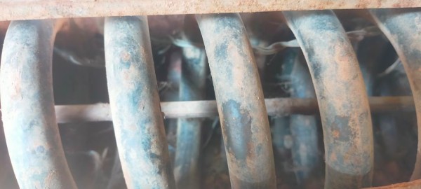 Capture 101.JPG (67.92 Kio) Vu 3858 fois Il y a bizarrement un fil de fer qui tient un des ressorts arrière