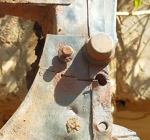 Capture 110.JPG (88.63 Kio) Vu 4170 fois l'avant est fissuré au niveau de la vis avant de l'essieu