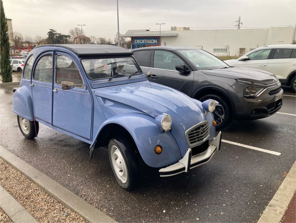 2CV bleue AV.jpg