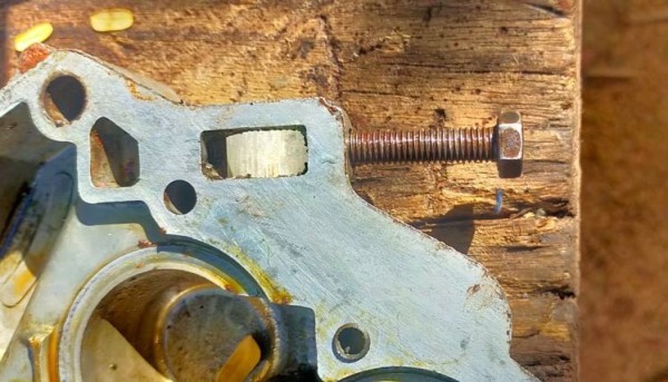 Capture 139.JPG (82.11 Kio) Vu 4638 fois la vis est vissé dans la première partie du couvercle et semble beaucoup trop grosse pour atteindre l'autre coté.