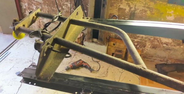 Capture 134.JPG (85.5 Kio) Vu 5820 fois Je profite que le châssis est à l'envers pour percer les 4 trous pour de fixation de l'attelage