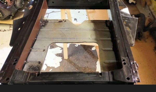 Capture 135.JPG (76.74 Kio) Vu 9784 fois Je retourne le châssis pour fixer les 2 petites équerres de la tôle. je les ai fixé par des rivets pop<br />et finition au mastic autour de la tôle.
