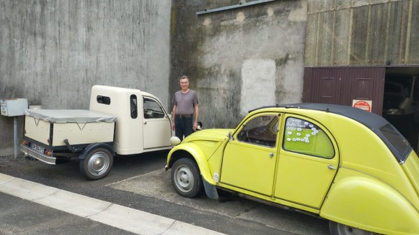 devant sa porte d'entré qui est en faite la porte de son garage...