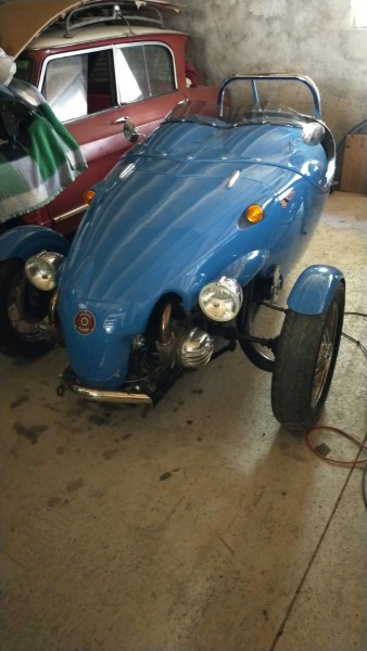 WhatsApp Image 2024-06-12 à 12.30.19_7cd040d2.jpg (126.41 Kio) Vu 3248 fois et derrière la dyane verte, se cachait la dernière nouveauté de Philippe: Une magnifique avion bleu qui vient d'acquérir.