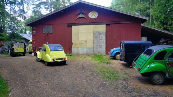 Beaucoup de 2CV en extérieur