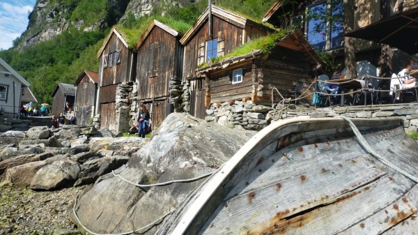 WhatsApp Image 2024-07-29 à 16.30.07_805e1d1c.jpg (378.11 Kio) Vu 1249 fois quelques vieilles bâtisse à proximité des boutiques touristiques