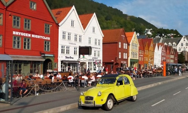 Capture 092.JPG (117.47 Kio) Vu 1210 fois Les quais du vieux port de pèche de Bergen. (photo carte postale de la ville)