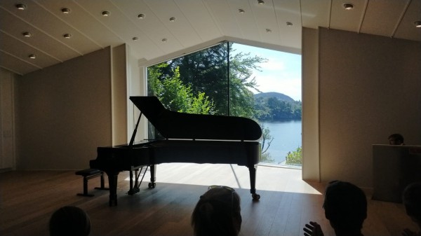 WhatsApp Image 2024-08-02 à 13.03.51_64ebc635.jpg (120.23 Kio) Vu 1197 fois Puis j'ai assisté à un petit concert de piano