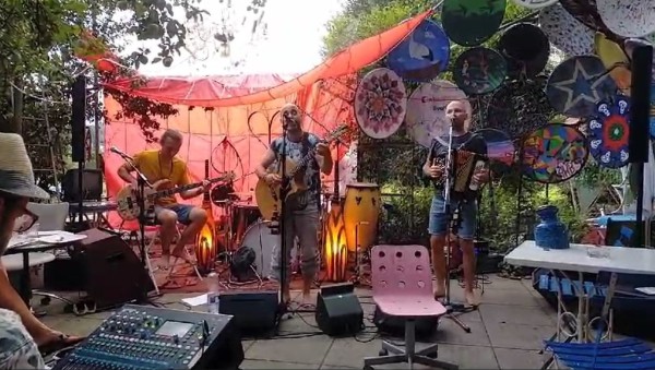 Capture 115.JPG (190.33 Kio) Vu 2270 fois Très bon concert dans le jardin