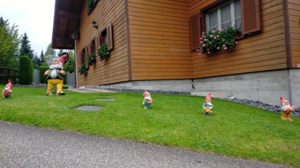 WhatsApp Image 2024-08-25 à 17.10.26_2ff2bf51.jpg (300.82 Kio) Vu 2257 fois Au retour, j'ai croisé quelques nains de jardin<br />Les balcons suisses, toujours aussi bien fleuris.