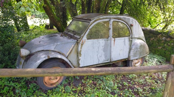 Visite du grenier de capou, accueilli par cette belle 2CV