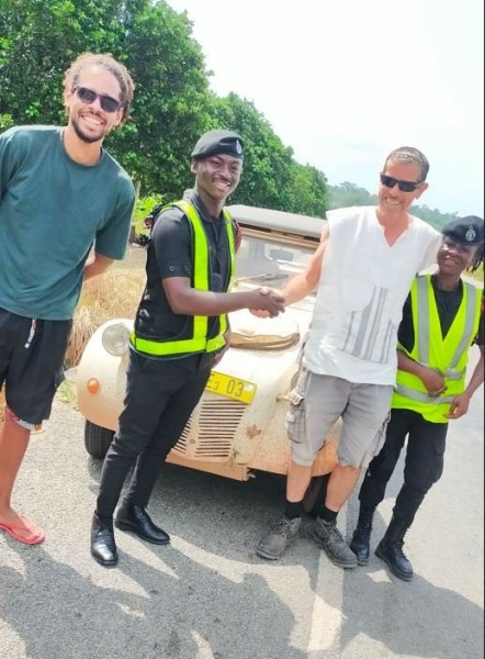 mais aussi des &quot;check point&quot; de la police plutôt sympathique, (sur la photo, les policiers ont tenu a faire une photo ensemble devant la 2CV)