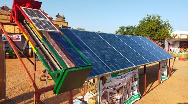 Capture 021.JPG (183.66 Kio) Vu 8333 fois Robot de nettoyage automatique des panneaux solaire. Ils souvent difficile d'accès sur les toitures. donc rapidement pleins de poussières.