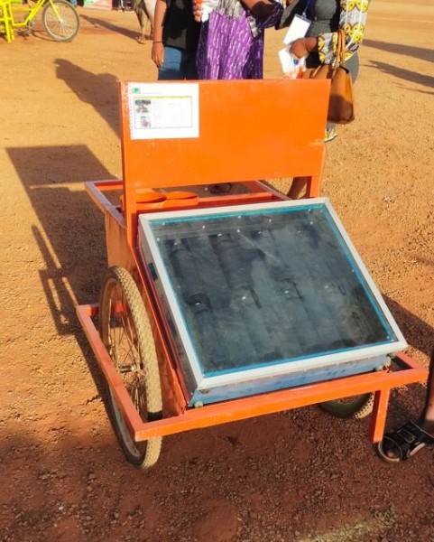 Capture 022.JPG (88.32 Kio) Vu 8333 fois Mini chauffe eau solaire pour les vendeurs ambulants de nescafé: de simples gourdes noires dans un coffre derrière une vitre