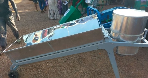 Capture 024.JPG (138.17 Kio) Vu 3252 fois cuisinière solaire. un tube et un récipient calorifugé avec de l'huile. on pose la marmite à l'intérieur.