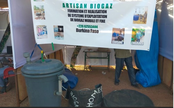 Capture 026.JPG (100.03 Kio) Vu 3252 fois Bio digesteur pour fabriquer du bio gaz qui est stocké dans sur reservoirs souples