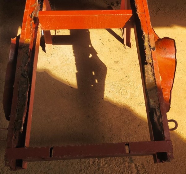 Capture 163.JPG (160.36 Kio) Vu 2436 fois une fois retourné, j'ai vu ce qu'il fallait enlever pour souder correctement les cornières du dessous.