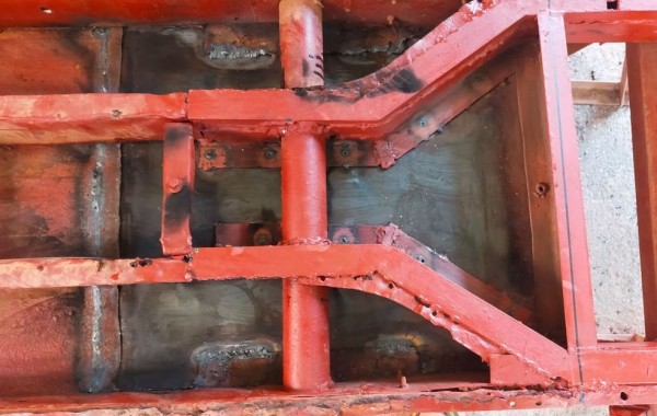 Capture 185.JPG (113.97 Kio) Vu 3534 fois Une fois la tôle du dessous soudée, on retourne le châssis, et une bonne couche de peinture avant de s'occuper du dessus.