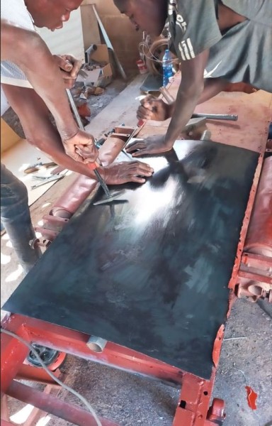 Capture 186.JPG (85.05 Kio) Vu 3534 fois mis en place de la tôles du dessus à l'aide d'un tube qui permet de galber la tôle afin de l'enfiler dans les 2 côtés