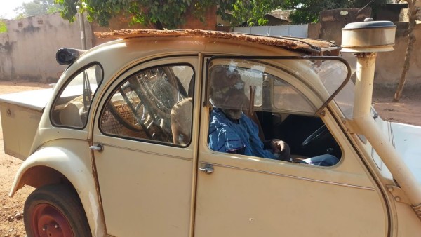 La première étape a été d'aller chercher Adama, un ancien garagiste 2CV qui est paralysé depuis un accident de mobylette. (il avait fait l'objet d'un article dans planète dans les années 2000)