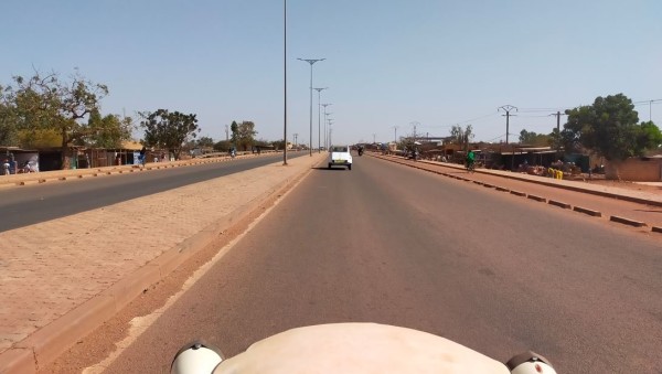 Capture 039.JPG (103.32 Kio) Vu 7021 fois et en route pour Loumbila à 25 km au nord-est de Ouagadougou.