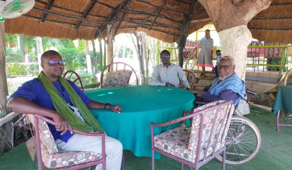 Capture 041.JPG (190.46 Kio) Vu 1768 fois On a continué sur "Lagon Lodge", ou nous avons pu nous désaltérer au bord d'une belle piscine