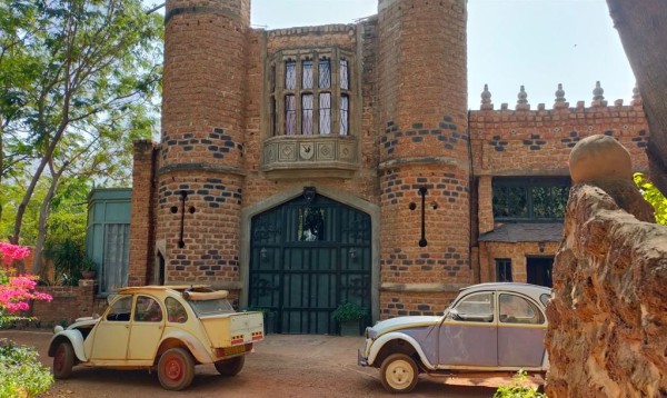 Capture 043.JPG (167.52 Kio) Vu 1940 fois nous avons pu rentrer nos 2CV jusqu'au château