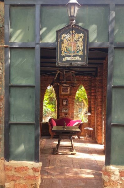 Capture 046.JPG (91.48 Kio) Vu 1766 fois le chateau est composé de nombreuse pièces. Celle ci est consacrée à la reine d'Angleterre.