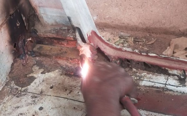 Capture 266.JPG (92.04 Kio) Vu 1858 fois Puis le plancher à ou la fixation de la ceinture est complètement partie: