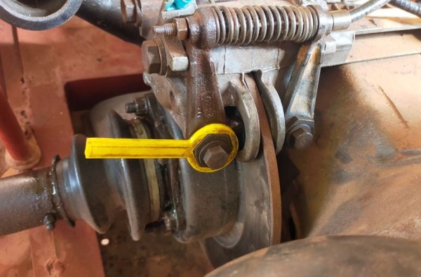 Capture 270.JPG (90.3 Kio) Vu 1834 fois j'ai aussi monte les leviers de freins à main: