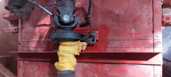 Capture 294.JPG (159.47 Kio) Vu 1978 fois Vissage de la fixation du palier intermédiaire, avec les ceintures.<br />ça servira en même temps de la base de la première poutre du fourgon