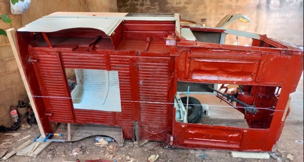 Capture 301.JPG (150.24 Kio) Vu 2319 fois puis j'ai tendu un fer galva entre l'avant et le parechoc arrière afin de redresser la jupe avec le parechoc. Comme ça, j'ai la bonne position pour pouvoir souder ma cornière qui sera dessous.