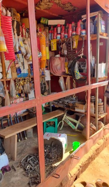 Capture 302.JPG (119.5 Kio) Vu 2319 fois en fin de mâtiné, je suis allé acheter des boulons chez ma vendeuse de boulon: