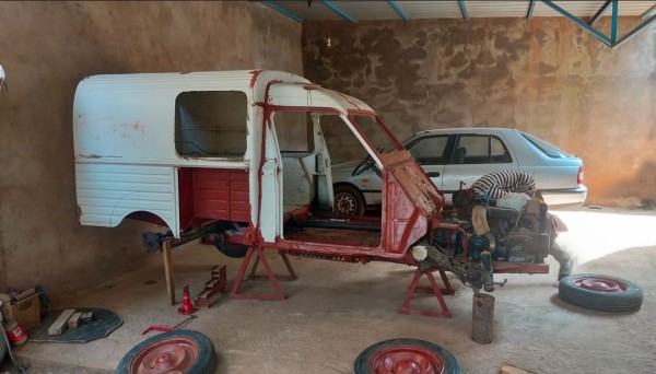 Capture 321.JPG (111.38 Kio) Vu 1972 fois et la voici, de nouveau sur cales, plus proche du mure, ce qui devrait permettre d'éviter d'être trop mouillé durant les fortes pluies