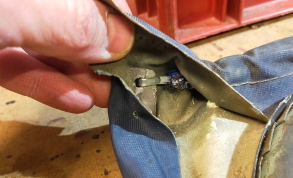 Capture 130.JPG (81.28 Kio) Vu 1757 fois j'ai tiré sur les anciens élastique pour faire ressortir les nouveau et les crocheter à la traverse.