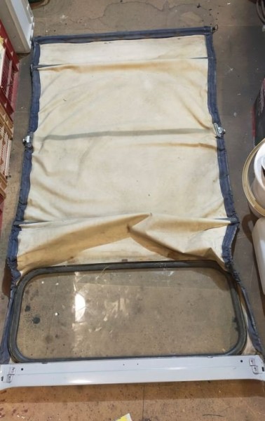 Capture 131.JPG (60.13 Kio) Vu 1757 fois montage le la traverse qui porte la charnière avec 2 vis inox en attendant de poser des rivet plus tard.