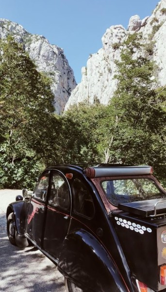 Je suis arrivé vers 16h30 au Parc National de Paklenica. Après avoir discuté avec la personne chargée des entrées, j'ai décidé de parti pour la ballade de 4 heures aller retour. Je me suis dis que la température sera un peu meilleur en fin de journée.