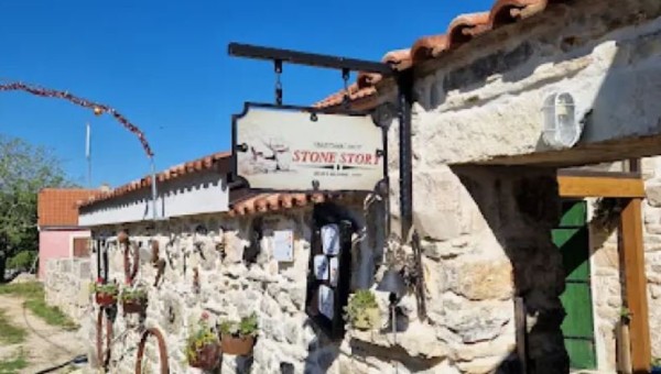 Je me suis arrêté à cette auberge. La patronne m'a proposé un café et du jus de fruit.  <br />Au moment de partir, elle a refuser que je paie.