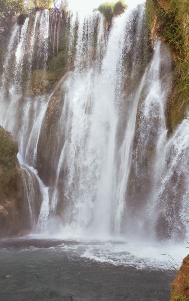 Capture 032.JPG (85.89 Kio) Vu 1517 fois Arrivé au parc national de Krka, qui est le nom de la rivière, une marche un peu périlleuse m'a permis d'approcher la cascade principale
