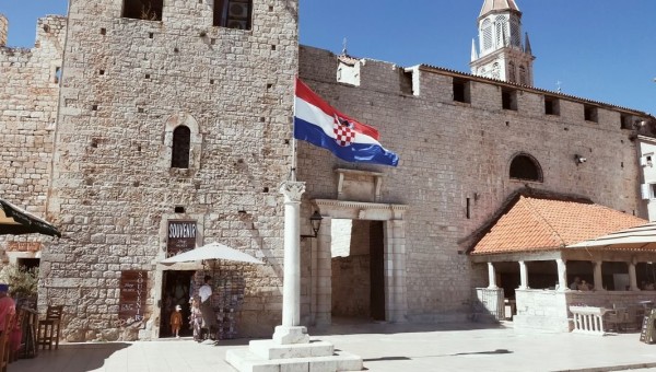 Capture 035.JPG (191.28 Kio) Vu 1507 fois Visite de la vielle ville de Trogir. qui est sur une petite ile et fortifiée