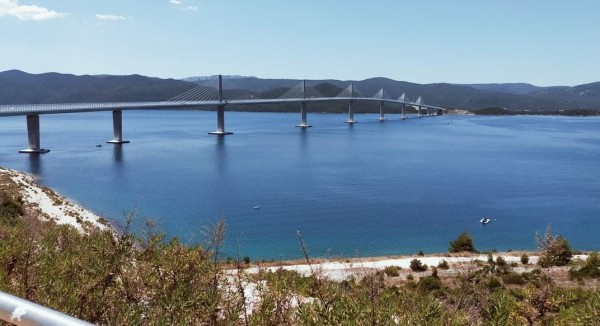 Capture 040.JPG (124.95 Kio) Vu 1481 fois Donc pour aller à Dubrovnik sans passer par la Bosnie, il faut passer un magnific pont suspendu qui rejoint une presqu'ile.