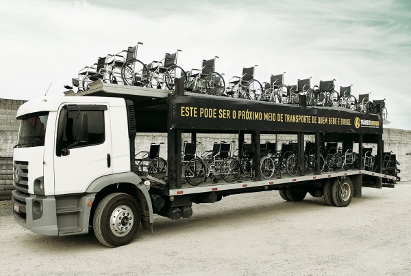 Transito-amigo-World-Day-of-Remembrance-for-Road-Traffic-Victims-truck-carrier-car-voiture-chair-chaise-roulante-accident-ambient-marketing-PR-stunt-1-600x404.jpg