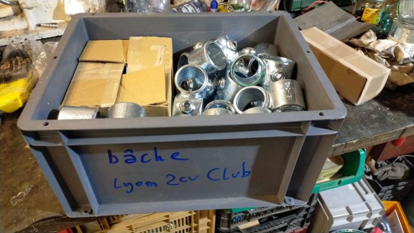 La caisse avec tous les raccord, les élastiques, la notice et la clef alene de 8 en haut, sur la mezzanine.