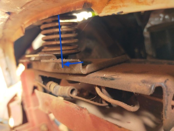 d'avoir relevé l'arrière, ça à permit d'avancer le capot. Je vais pouvoir avancer le cadre qui était 2 cm plus proche du moteur par rapport à la normale.