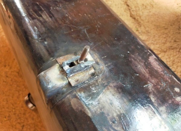 En début de semaine, j'avais fait reprendre le logement des vis de fixation tête carré des réservoirs