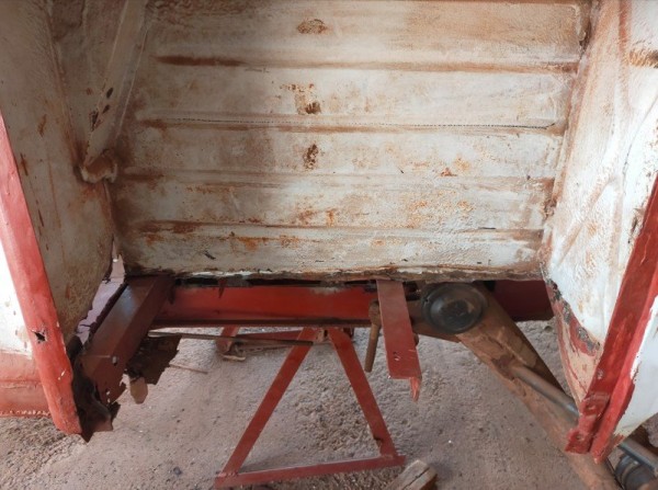 Capture d’écran 2026-01-23 164124.jpg (116.84 Kio) Vu 223 fois J'ai dégagé le font de coffre coté gauche. toute l'intersection entre le plancher intérieur et la parois verticale est bien pourri.